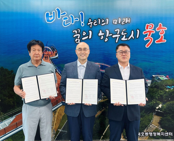 ▲(왼쪽부터) 묵호동 지역사회보장협의체 정의철 민간위원장, 락앤락 CHRO 안성일 전무, 묵호동 지역사회보장협의체 공공위원장 이재국 묵호동장이 7일 강원도 동해시 묵호동 행정복지센터에서 나눔 봉사 업무협약을 체결했다.  (사진제공=락앤락 )