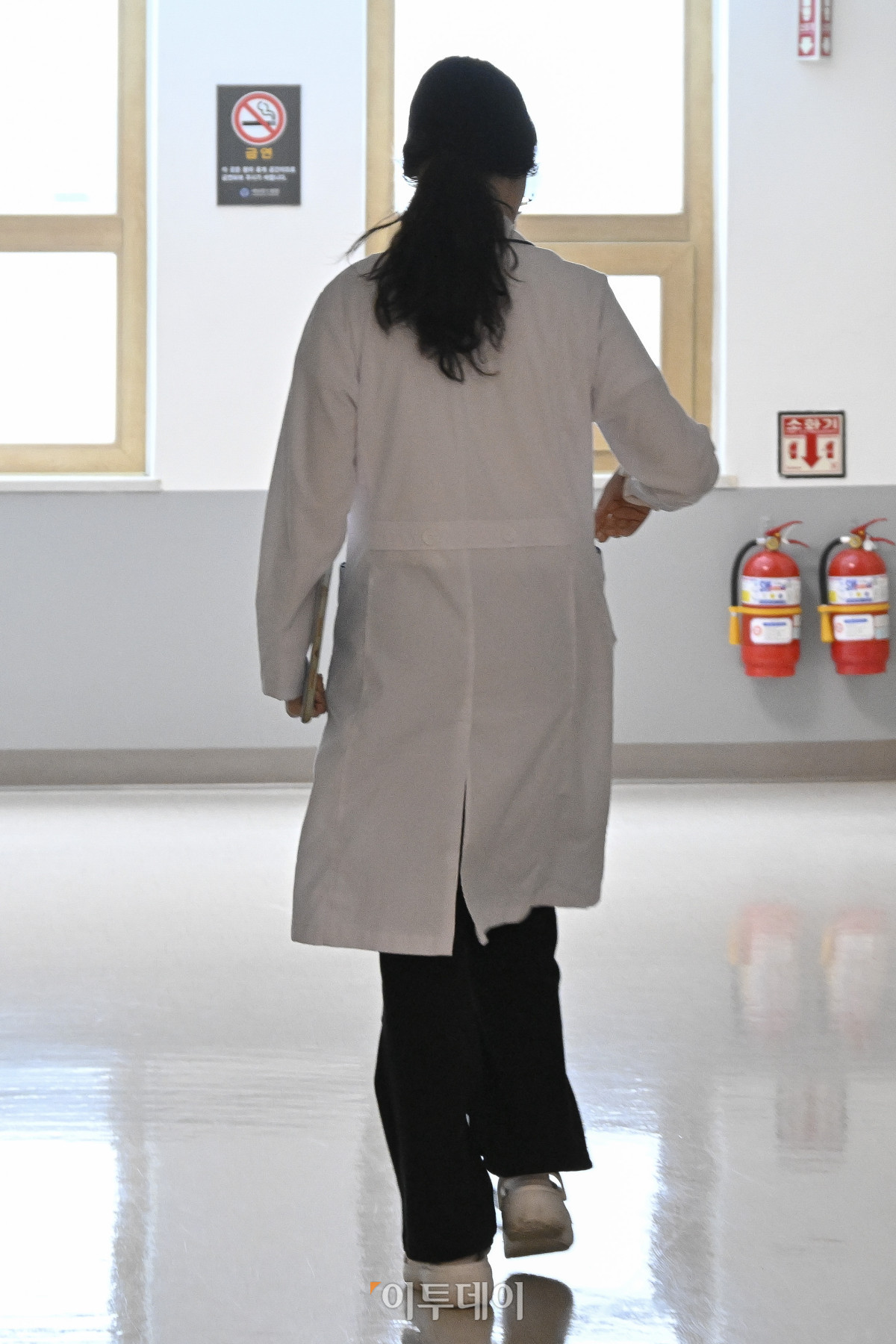 ▲사직 전공의 등을 대상으로 한 하반기 전공의 모집이 시작된 11일 서울 시내 한 대학병원에서 의료진이 발걸음을 옮기고 있다. 정부와 의료계에 따르면 전국 수련병원들은 채용 공고를 확정해 올린 뒤 자체 일정에 따라 이날부터 29일까지 인턴과 레지던트를 선발한다. 조현호 기자 hyunho@