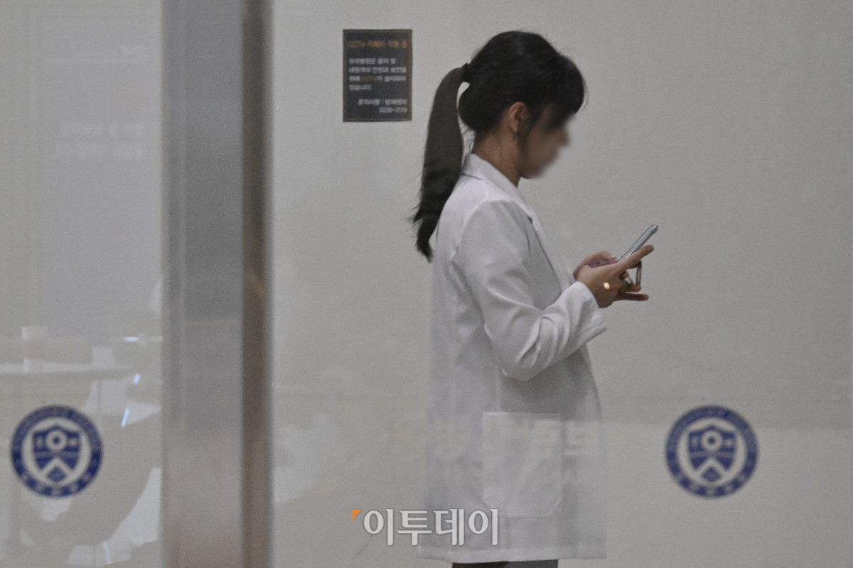 ▲사직 전공의 등을 대상으로 한 하반기 전공의 모집이 시작된 11일 서울 시내 한 대학병원에서 의료진이 발걸음을 옮기고 있다. 정부와 의료계에 따르면 전국 수련병원들은 채용 공고를 확정해 올린 뒤 자체 일정에 따라 이날부터 29일까지 인턴과 레지던트를 선발한다. 조현호 기자 hyunho@