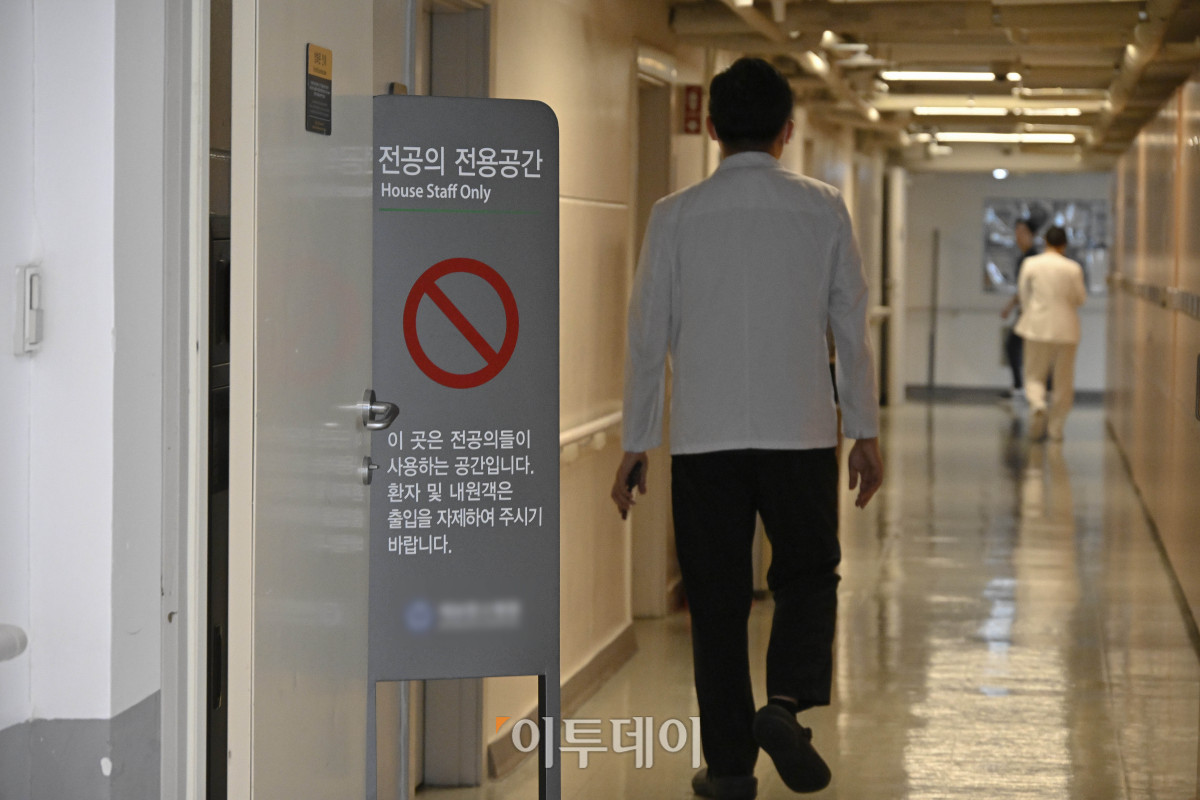▲사직 전공의 등을 대상으로 한 하반기 전공의 모집이 시작된 11일 서울 시내 한 대학병원 전공의 전용공간에서 의료진이 발걸음을 옮기고 있다. 정부와 의료계에 따르면 전국 수련병원들은 채용 공고를 확정해 올린 뒤 자체 일정에 따라 이날부터 29일까지 인턴과 레지던트를 선발한다. 조현호 기자 hyunho@