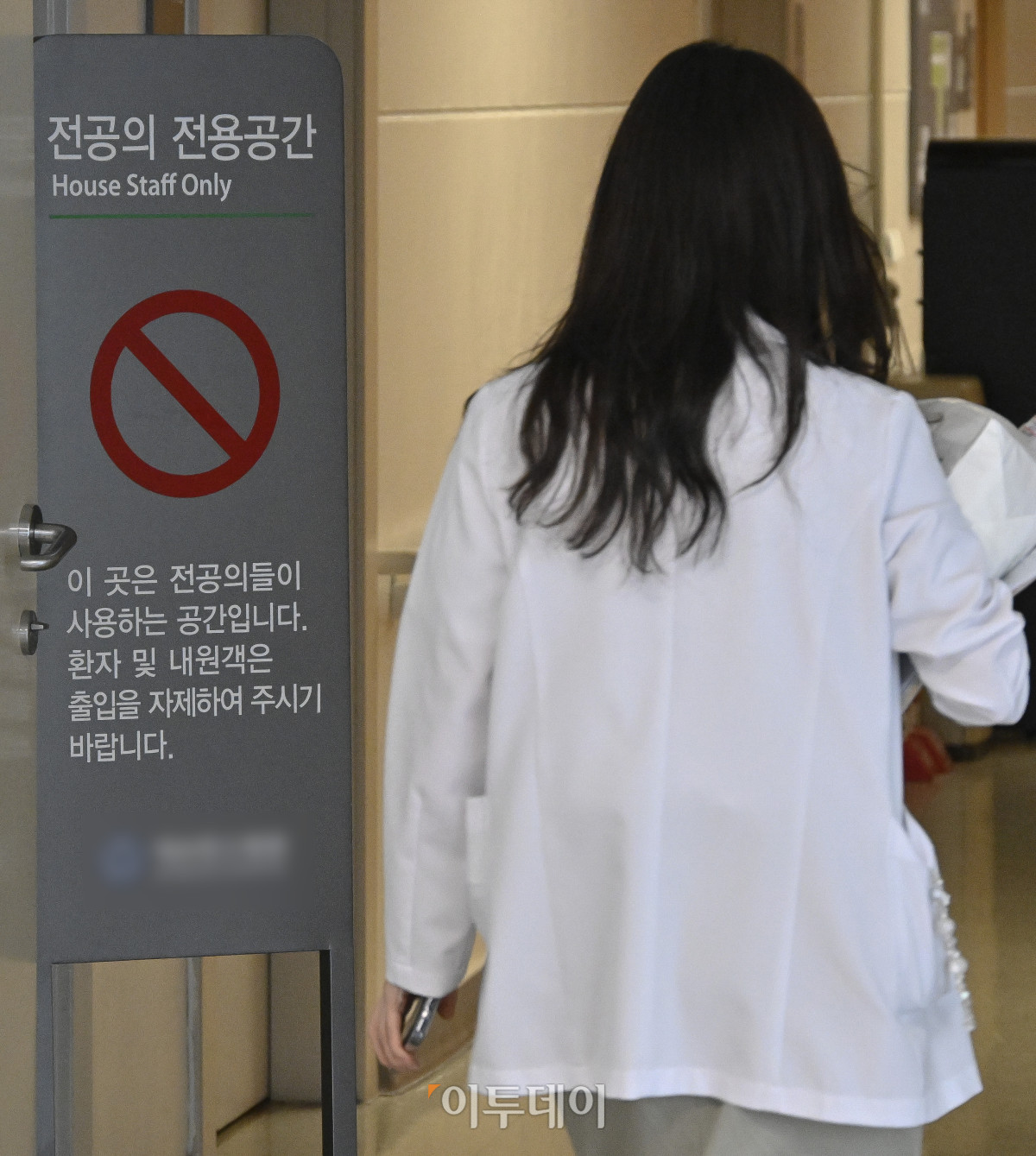 ▲사직 전공의 등을 대상으로 한 하반기 전공의 모집이 시작된 11일 서울 시내 한 대학병원 전공의 전용공간에서 의료진이 발걸음을 옮기고 있다. 정부와 의료계에 따르면 전국 수련병원들은 채용 공고를 확정해 올린 뒤 자체 일정에 따라 이날부터 29일까지 인턴과 레지던트를 선발한다. 조현호 기자 hyunho@