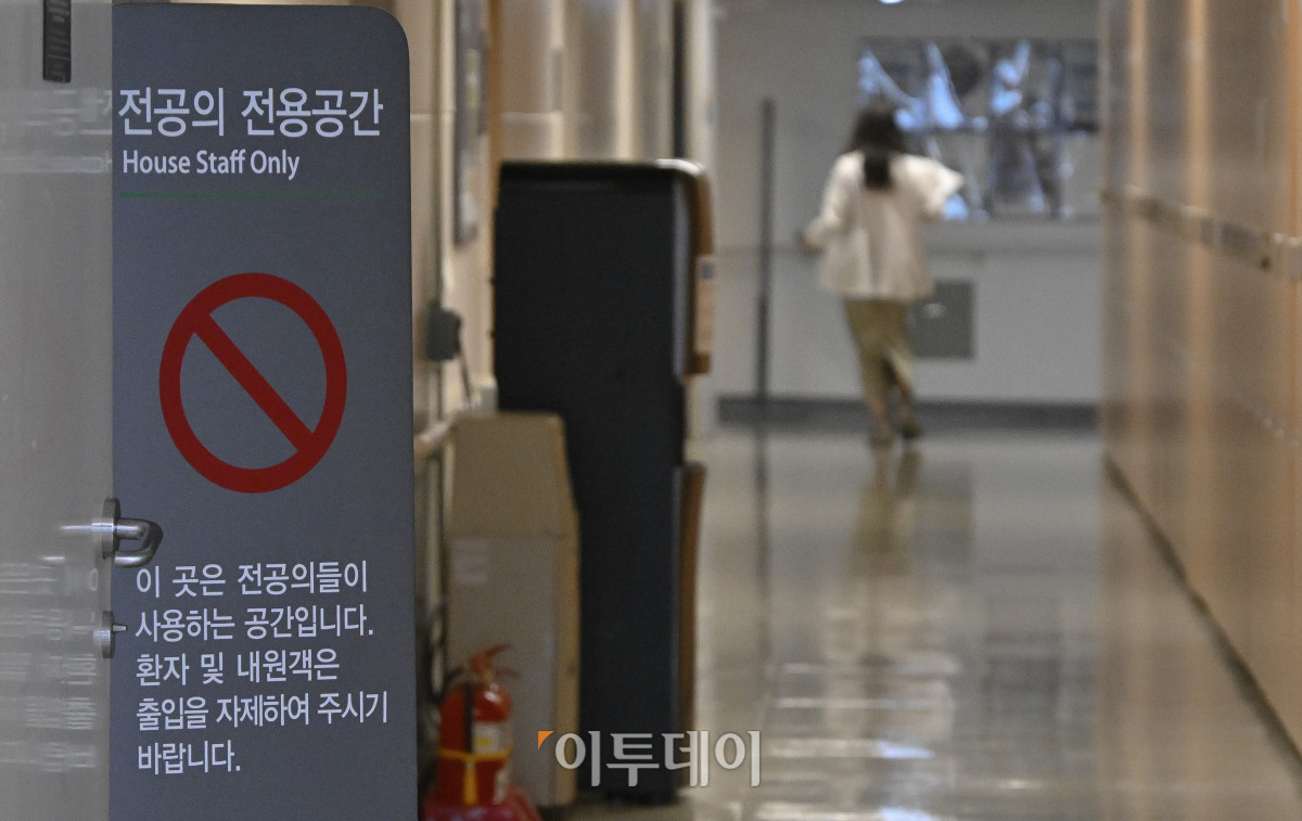 ▲사직 전공의 등을 대상으로 한 하반기 전공의 모집이 시작된 11일 서울 시내 한 대학병원 전공의 전용공간에서 의료진이 발걸음을 옮기고 있다. 정부와 의료계에 따르면 전국 수련병원들은 채용 공고를 확정해 올린 뒤 자체 일정에 따라 이날부터 29일까지 인턴과 레지던트를 선발한다. 조현호 기자 hyunho@