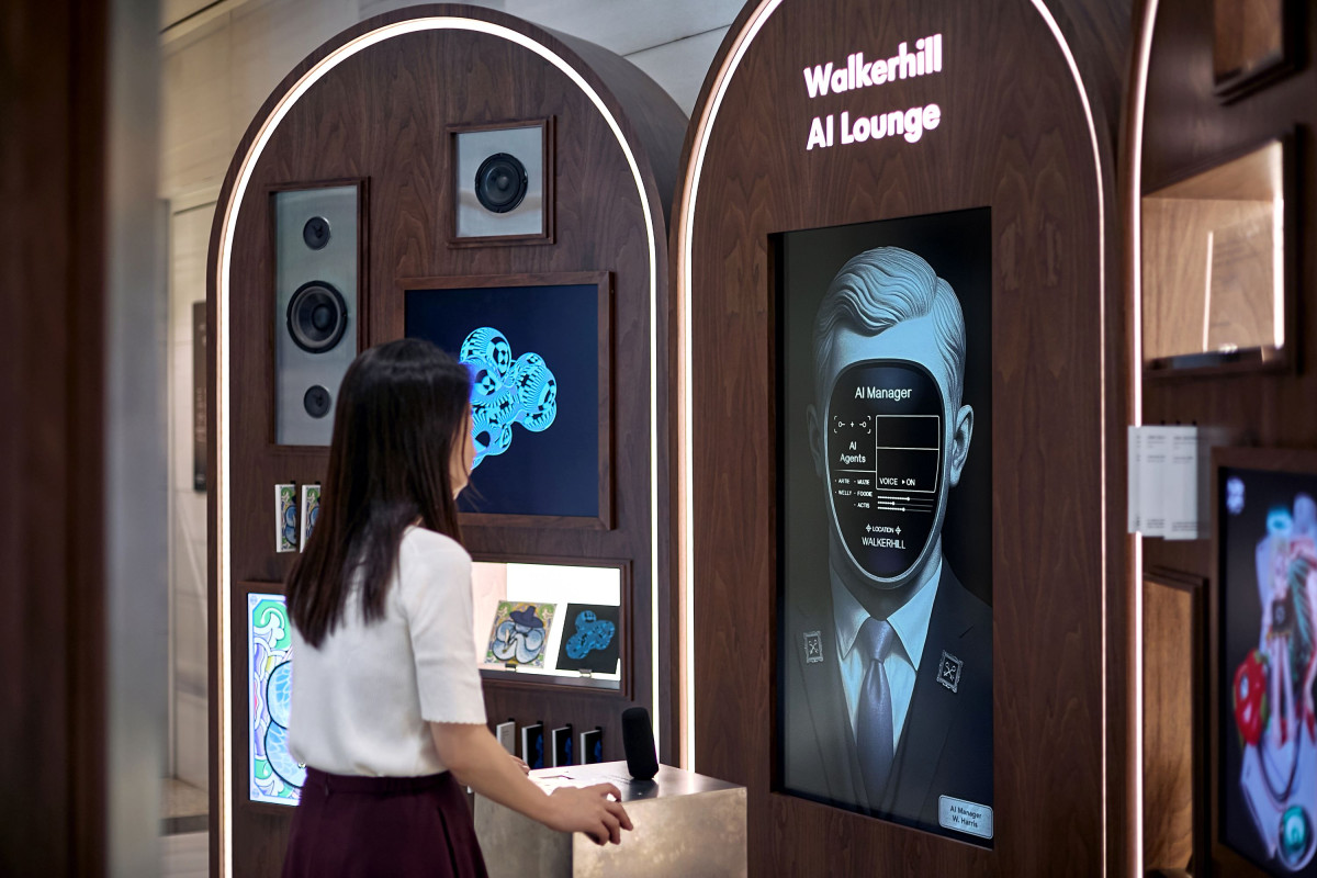 ▲한 고객이 ‘워커힐 AI 라운지’에서 AI 매니저 ‘해리스’의 안내를 받아 아트 미션에 참여하고 있다 (사진제공=워커힐호텔앤리조트)