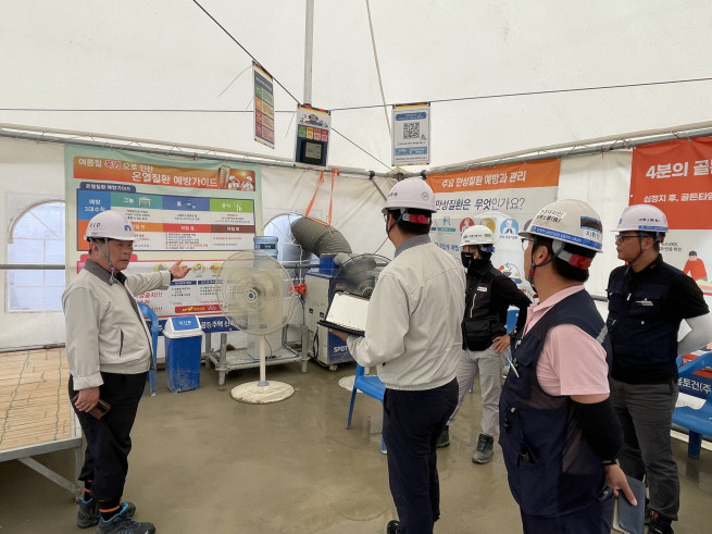 ▲백승권 중흥건설 대표가 지난 7일 광주 ‘송암공원 중흥S-클래스’ 건축 현장에서 온열질환 예방 대책 이행 여부를 불시 점검하고 있다. (사진제공=중흥그룹)