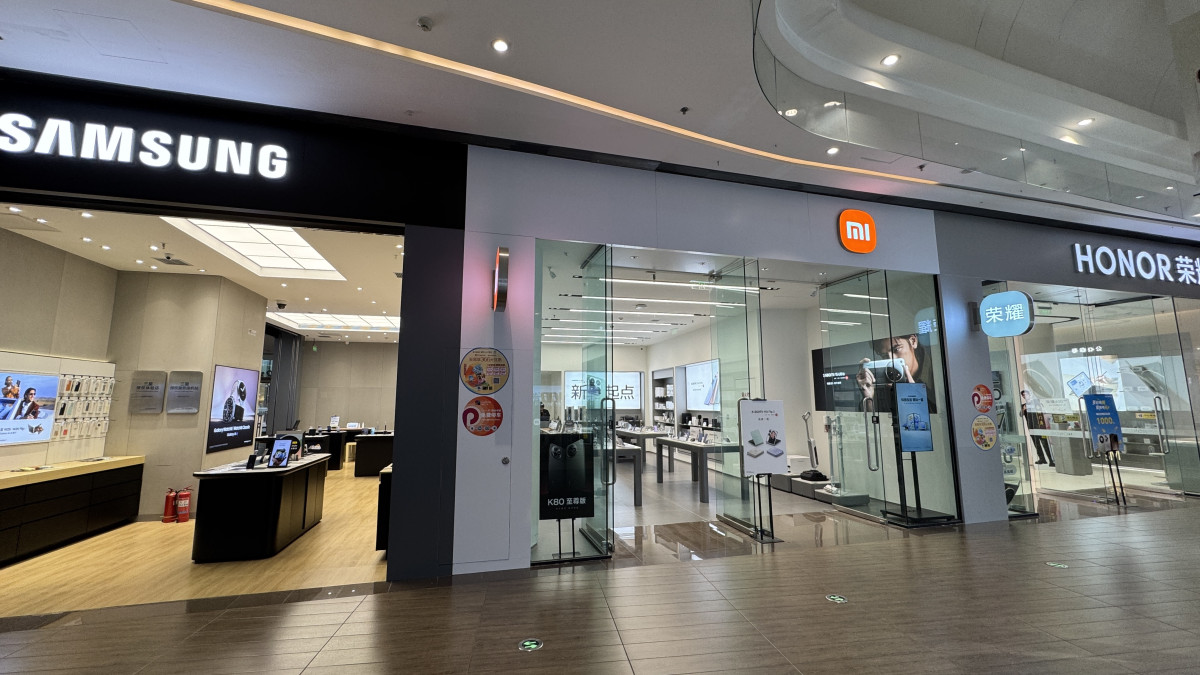 ▲중국 랴오닝성 다롄시 갤러리아 쇼핑센터 내 삼성전자, 샤오미, 아너 매장이 줄지어 있다. (박민웅 기자 pmw7001@)