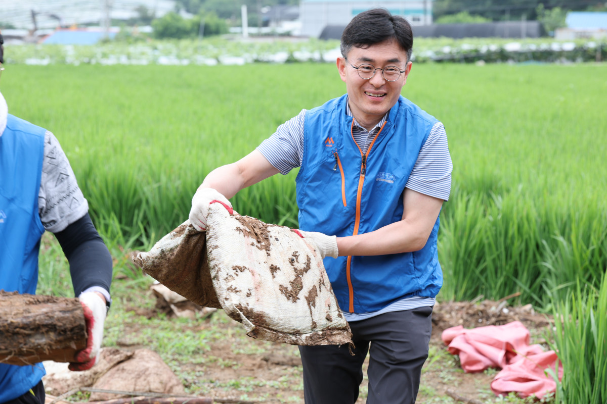 ▲김현곤 경기도경제과학진흥원 원장이 11일 가평군 조종면 일대에서 직원들과 함께 수해 복구 봉사활동에 참여하고 있다. (경기도경제과학진흥원)