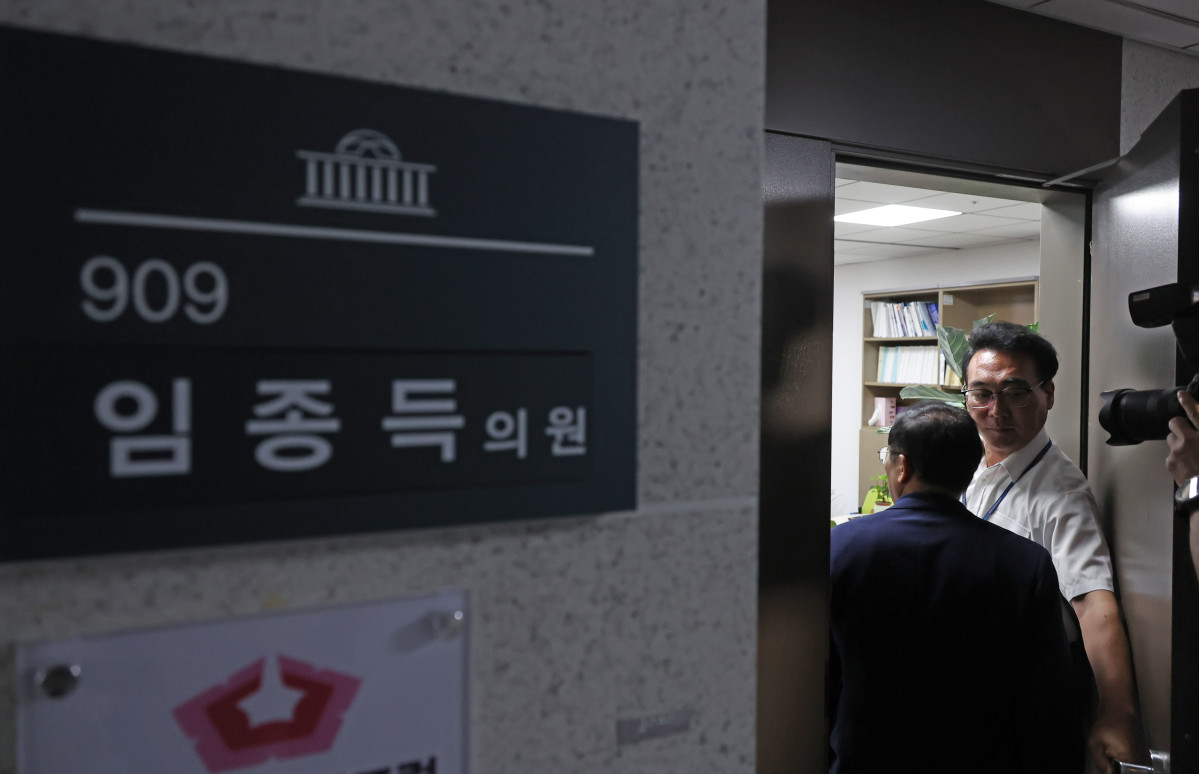 ▲ 채 상병 사건 수사방해 의혹을 수사하는 이명현 특별검사팀이 11일 서울 여의도 국회 의원회관에서 임종득국민의힘 의원실을 압수수색하고 있다. 국민의힘 의원들이 임 의원실로 집결하고 있다. (뉴시스)