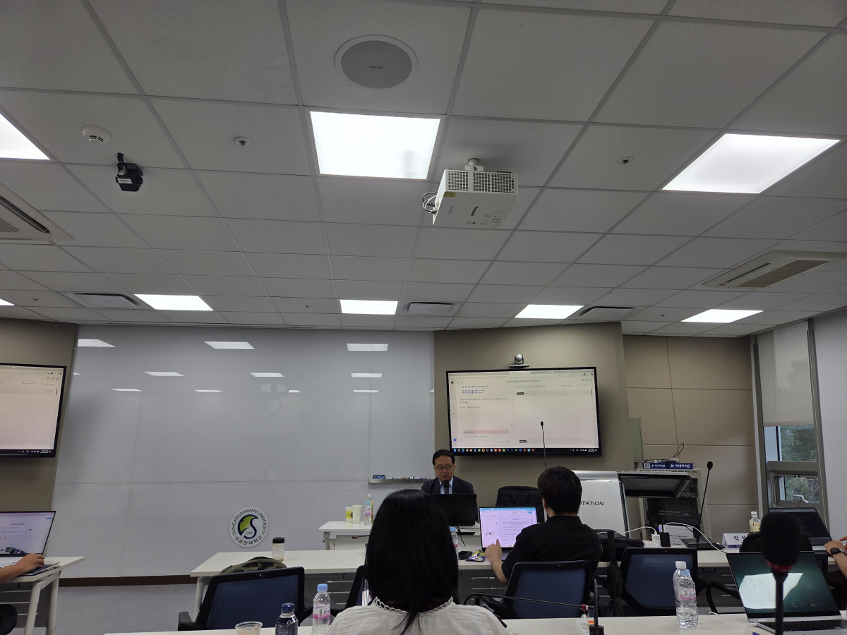 ▲참가자들이 노트북으로 PPT 제작 AI를 실습하며 강의 자료를 제작하고 있다. (김재학 기자)