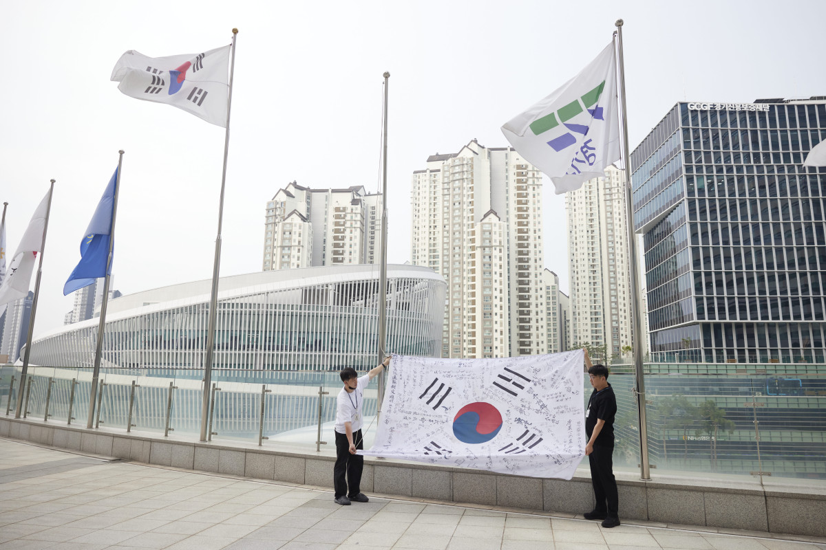 ▲경기도가 제80주년 광복절을 기념해 11일부터 17일까지 경기도청과 도내 공공기관 45곳에 ‘한국광복군 서명문 태극기’를 게양한다. (경기도)