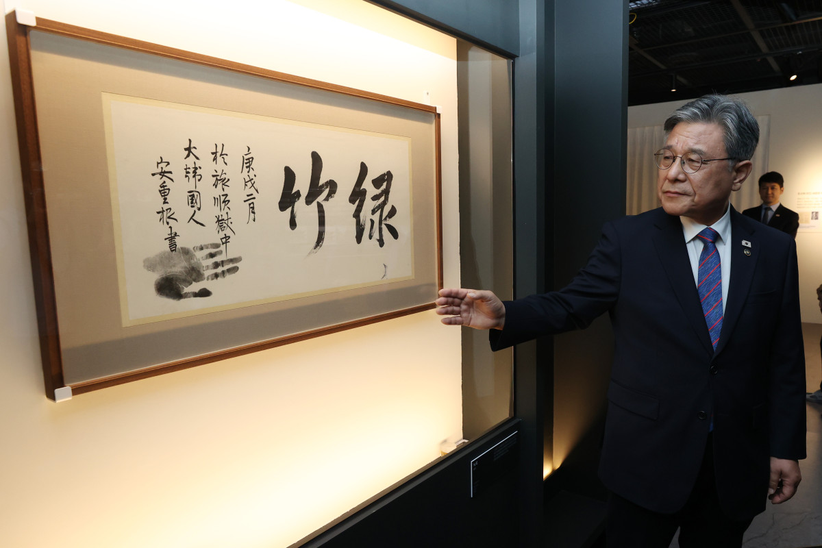 ▲허민 국가유산청장이 11일 서울 중구 덕수궁 돈덕전에서 열린 특별전 '빛을 담은 항일유산' 언론공개회에서 개인소장자가 경매를 통해 환수해 온 안중근 의사의 유묵 '녹죽'을 살펴보고 있다. (연합뉴스)