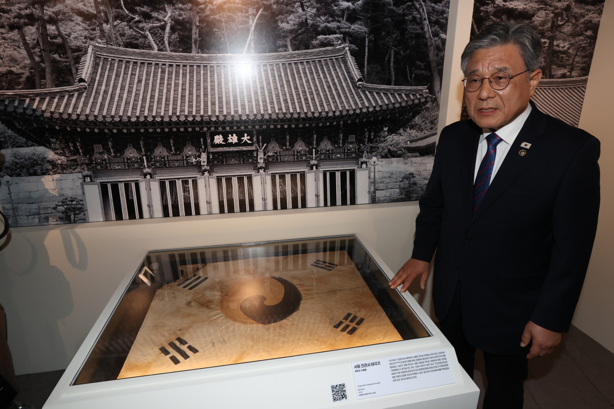 ▲허민 국가유산청장이 11일 서울 중구 덕수궁 돈덕전에서 열린 특별전 '빛을 담은 항일유산' 언론공개회에서 보물 '서울 진관사 태극기'를 살펴보고 있다. (연합뉴스)