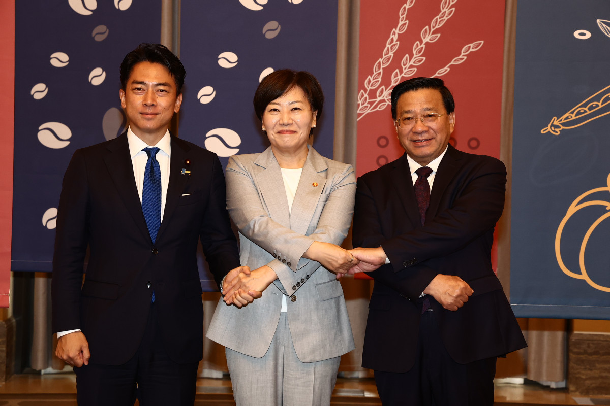 ▲송미령 농림축산식품부 장관이 11일 인천 파라다이스 호텔에서 열린 제4차 한일중 농업장관회의에서 고이즈미 신지로(맨왼쪽) 일본 농림수산성 대신, 한 쥔 중국 농업농촌부 부장과 기념촬영을 하고 있다. (사진제공=농림축산식품부)
