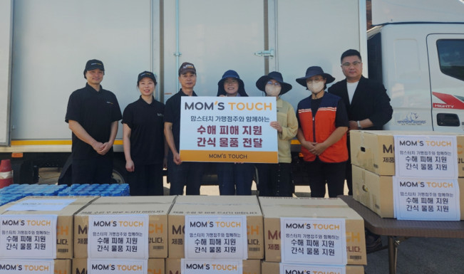 ▲8일 남 산청군 신안면에 위치한 집중호우 피해 현장에서 맘스터치 본사 임직원 및 가맹점주들이 간식 물품을 전달하고 수해복구 현장 관계자들과 기념촬영을 진행하고 있다. (사진제공=맘스터치앤컴퍼니)