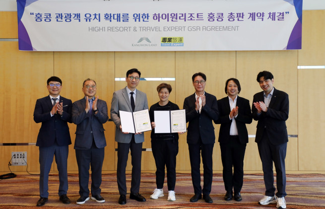 ▲하이원리조트는 홍콩 대표 여행전문기업인 ‘Travel Expert’와 11일 하이원 그랜드호텔에서 GSA(General Sales Agent) 계약을 체결했다. <왼쪽 세번째 이민호 강원랜드 관광마케팅본부장 직무대행, 네번째 티나 오 Travel Expert 총괄매니저, 다섯번째 왕세빈 로얄여행사 대표> (사진제공 = 강원랜드)