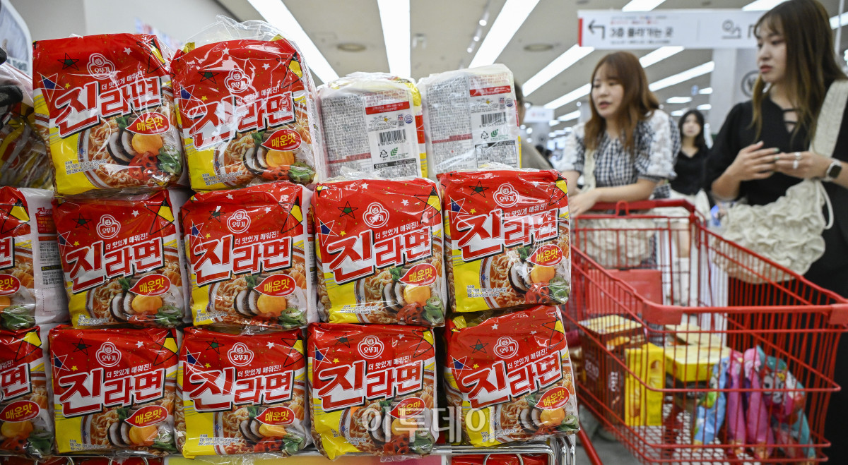 ▲7월 먹거리 물가가 1년 만에 가장 많이 상승한 것으로 나타났다. 11일 통계청 국가통계포털(KOSIS)에 따르면 7월 식료품 및 비주류음료 물가지수는 125.75(2020년=100)으로 작년 동월보다 3.5% 상승했다. 식료품 중 어류 및 수산(7.2%)의 물가 상승 폭이 가장 컸다. 오징어채(42.9%), 조기(13.4%), 고등어(12.6%) 등이 껑충 뛰어 두 자릿수 상승률을 보였다. 빵 및 곡물(6.6%)도 2023년 9월(6.9%) 이후 1년 10개월 만에 가장 크게 올랐다. 쌀(7.6%)은 2024년 3월(7.7%) 이후 1년 4개월 만에 다시 7%대 상승률을 기록했고, 라면(6.5%)은 3개월 연속 6%대 상승률을 이어갔다. 이날 서울 시내 한 대형마트에서 시민들이 라면을 살펴보고 있다. 조현호 기자 hyunho@