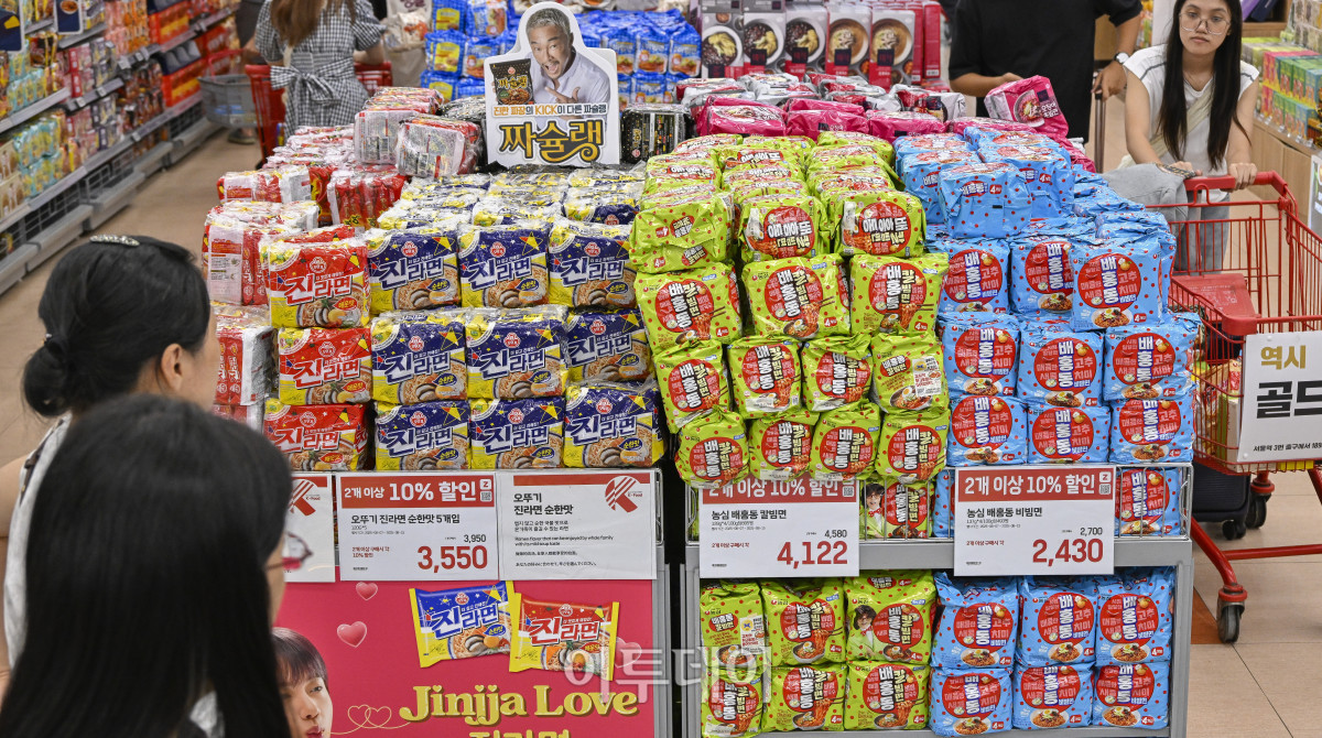 ▲서울 시내 한 대형마트에서 시민들이 라면을 살펴보고 있다.  (사진=조현호 기자 hyunho@)