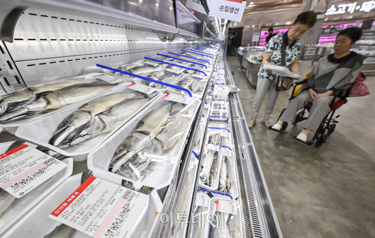 ▲7월 먹거리 물가가 1년 만에 가장 많이 상승한 것으로 나타났다. 11일 통계청 국가통계포털(KOSIS)에 따르면 7월 식료품 및 비주류음료 물가지수는 125.75(2020년=100)으로 작년 동월보다 3.5% 상승했다. 식료품 중 어류 및 수산(7.2%)의 물가 상승 폭이 가장 컸다. 오징어채(42.9%), 조기(13.4%), 고등어(12.6%) 등이 껑충 뛰어 두 자릿수 상승률을 보였다. 빵 및 곡물(6.6%)도 2023년 9월(6.9%) 이후 1년 10개월 만에 가장 크게 올랐다. 쌀(7.6%)은 2024년 3월(7.7%) 이후 1년 4개월 만에 다시 7%대 상승률을 기록했고, 라면(6.5%)은 3개월 연속 6%대 상승률을 이어갔다. 이날 서울 시내 한 대형마트에서 시민들이 고등어를 살펴보고 있다. 조현호 기자 hyunho@