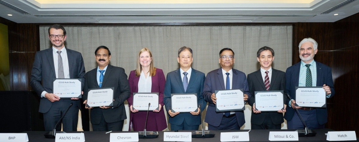 ▲현대제철을 비롯한 참여사들이 공동 연구 협약을 체결한 후 기념촬영을 하고 있다. (현대제철)