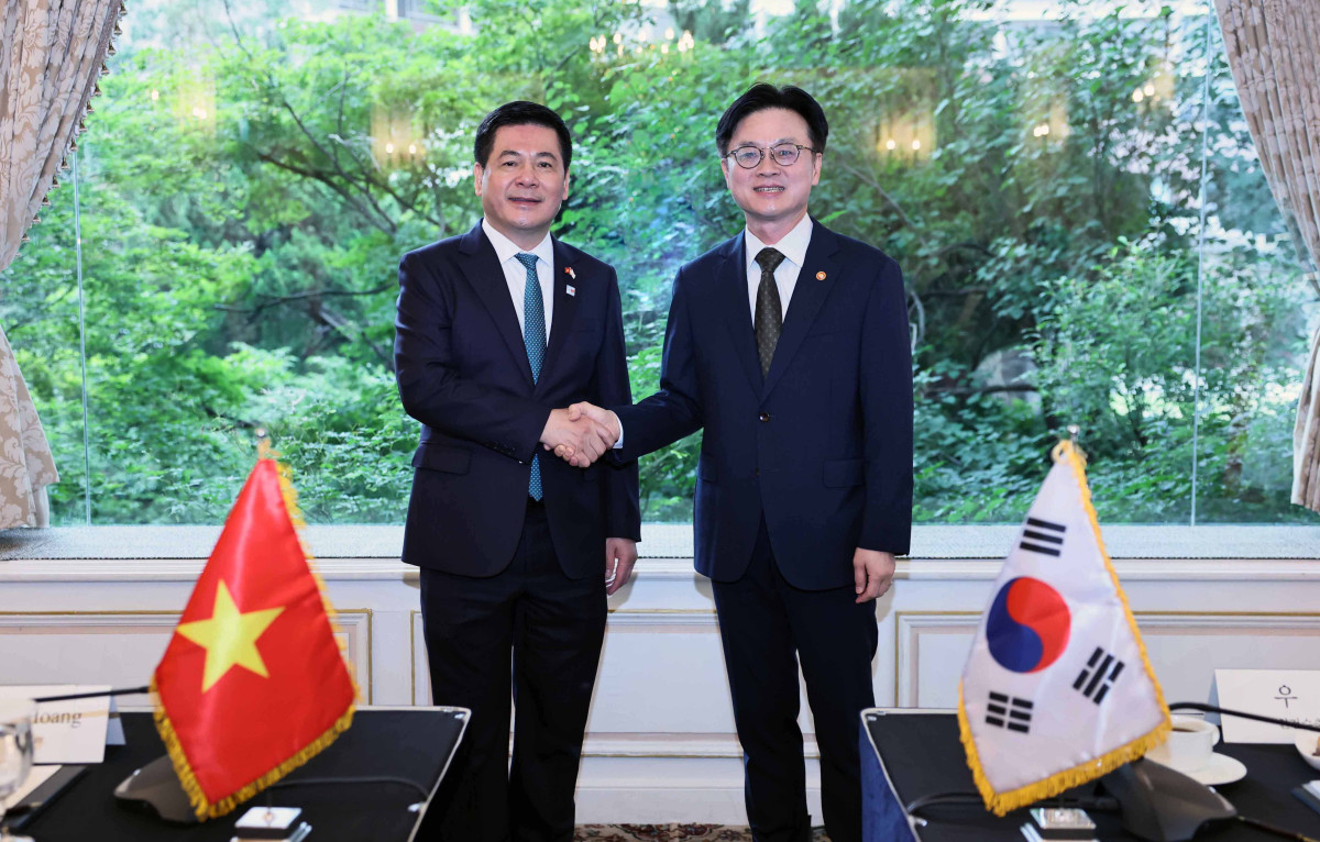 ▲김정관 산업통상자원부 장관아 11일 서울 소공동 롯데호텔에서 또 럼(To Lam) 베트남 당 서기장 방한 계기에 응우옌 홍 지엔(Nguyen Hong Dien) 베트남 산업무역부 장관과 만나 면담에 앞서 기념 촬영을 하고 있다. (사진제공=산업통상자원부)