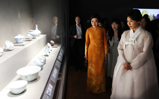 ▲김혜경 여사와 또 럼 베트남 당 서기장의 배우자 응오 프엉 리 여사가 11일 서울 용산구 국립중앙박물관에서 유홍준 관장과 전시물을 보고 있다. (연합뉴스)