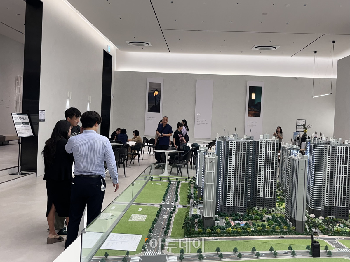 ▲11일 오후 경기 평택시 브레인시티 푸르지오 견본주택을 찾은 이들이 내부를 둘러보고 있다. (정유정 기자 @oiljung)