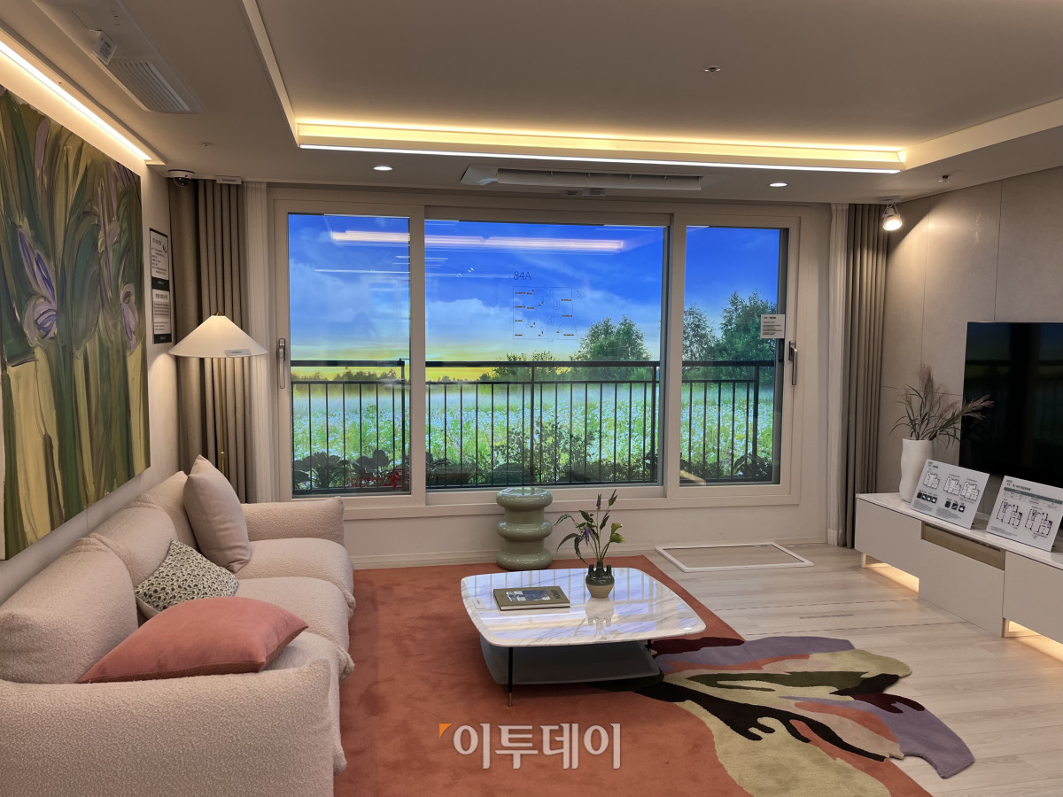 ▲브레인시티 푸르지오 견본주택 내  84㎡A 타입 거실 (정유정 기자 @oiljung)