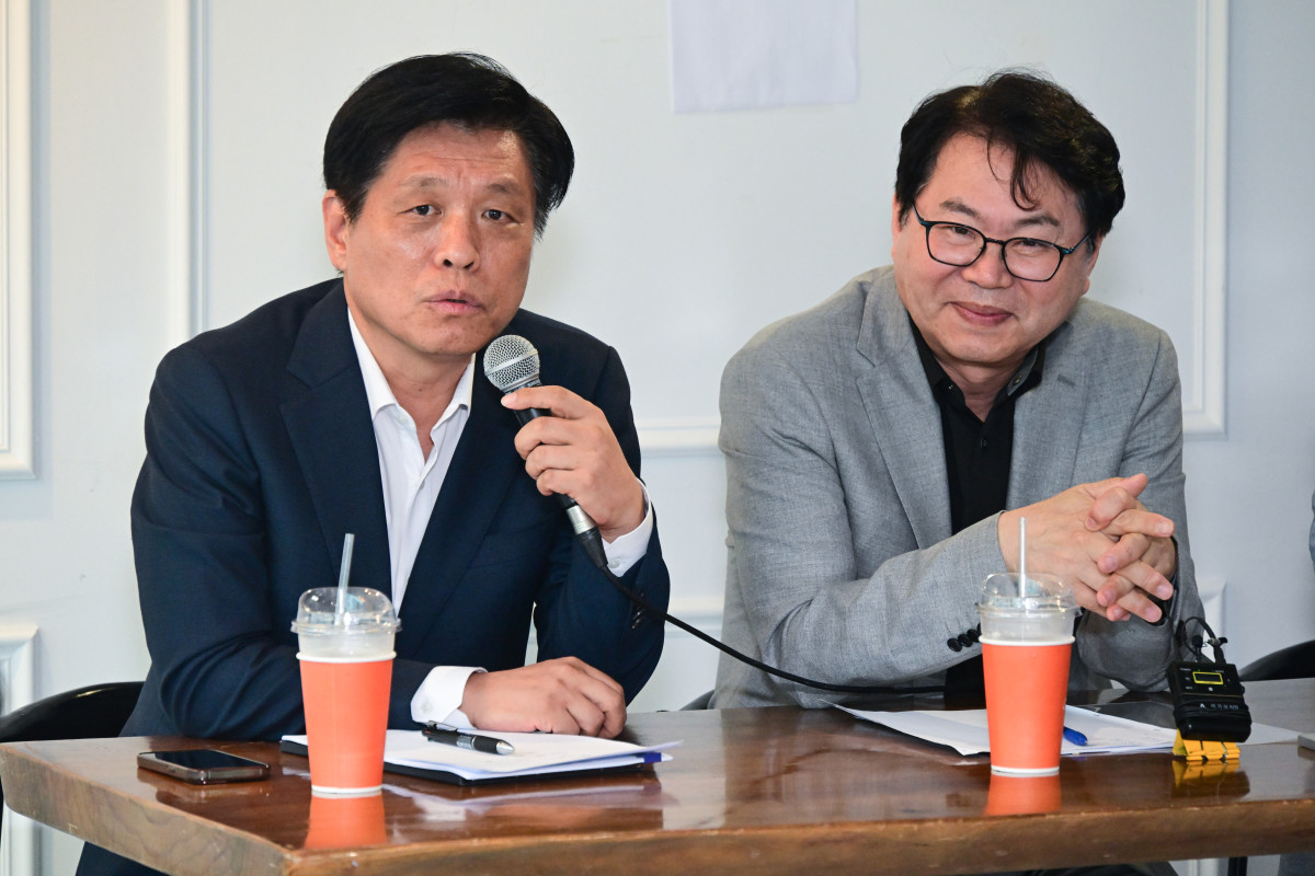 ▲조승래 국정기획위원회 대변인이 지난달 13일 서울 종로구 자하문로 한 카페에서 열린 출입기자 간담회에서 발언하고 있다. 오른쪽은 이한주 국정기획위원장의 모습(공동취재) (사진=뉴시스)