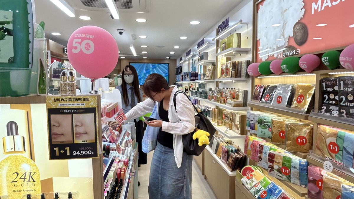 ▲서울 명동의 화장품 매장에서 틴트 등 메이크업 제품을 고르고 있는 한 일본인 관광객 (사진=연희진 기자 toyo@etoday.co.kr)