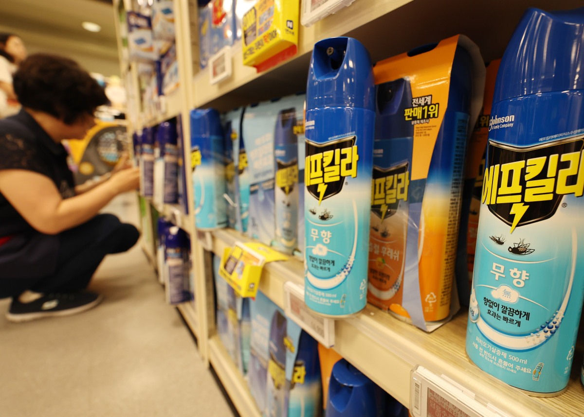 ▲지난달 3일 서울 시내의 한 대형마트에서 직원이 살충제를 진열하고 있다. (뉴시스)
