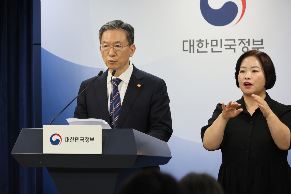 ▲정성호 법무부 장관이 11일 서울 종로구 정부서울청사에서 8.15 광복절 특별사면 명단을 발표하고 있다. (연합뉴스)