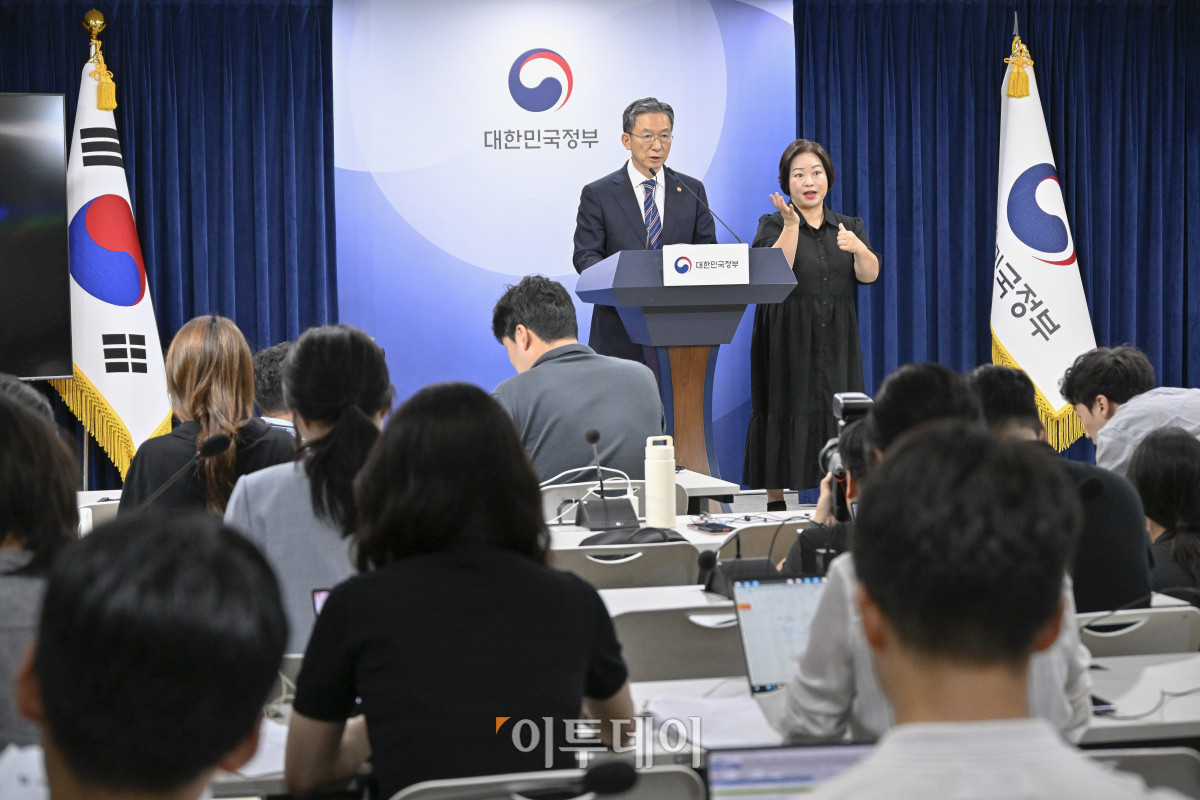 ▲정성호 법무부 장관이 11일 서울 종로구 정부서울청사에서 이재명 정부 출범 이후 첫 특별사면인 '2025년 광복절 특별사면 대상자'를 발표하고 있다. 조현호 기자 hyunho@