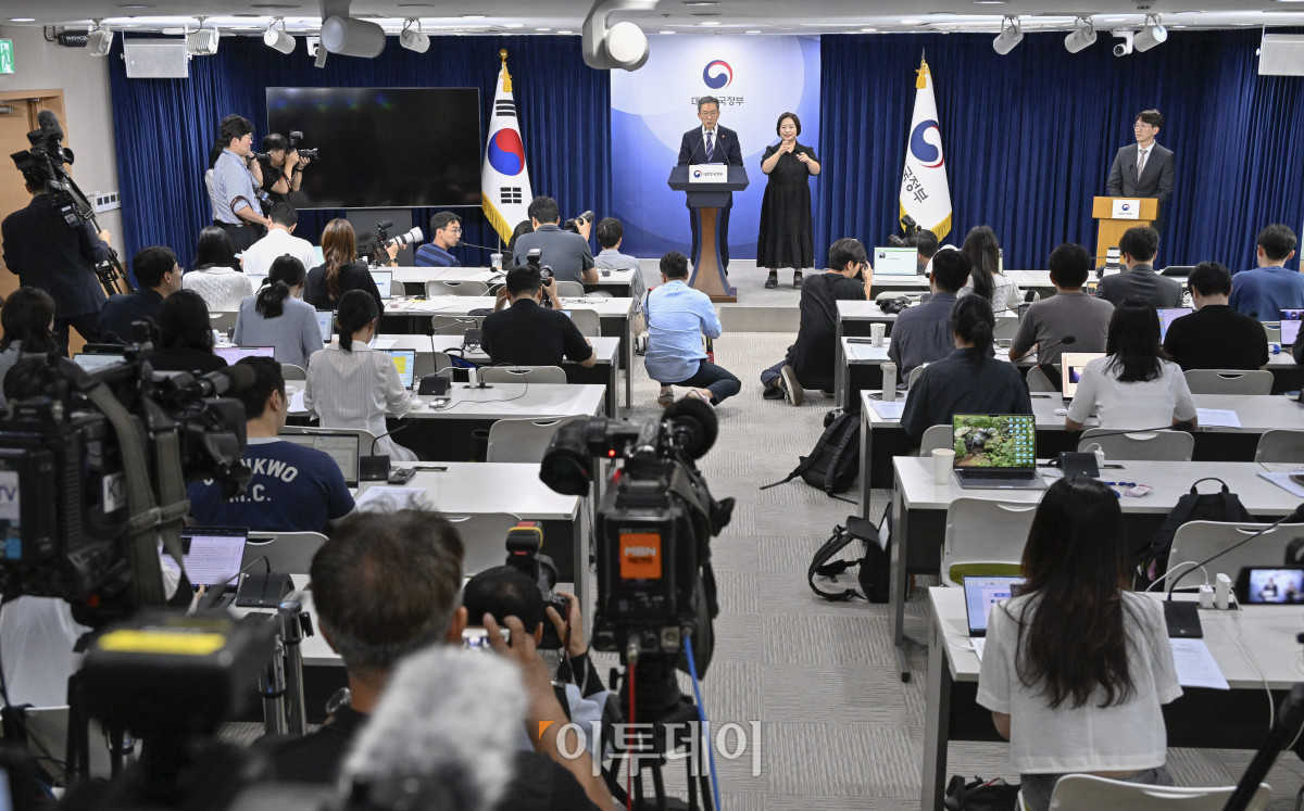 ▲정성호 법무부 장관이 11일 서울 종로구 정부서울청사에서 이재명 정부 출범 이후 첫 특별사면인 '2025년 광복절 특별사면 대상자'를 발표하고 있다. 조현호 기자 hyunho@