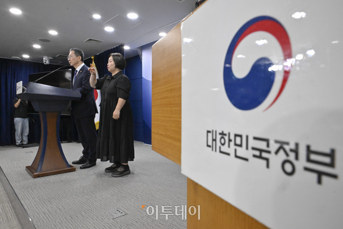 ▲정성호 법무부 장관이 11일 서울 종로구 정부서울청사에서 이재명 정부 출범 이후 첫 특별사면인 '2025년 광복절 특별사면 대상자'를 발표하고 있다. 조현호 기자 hyunho@