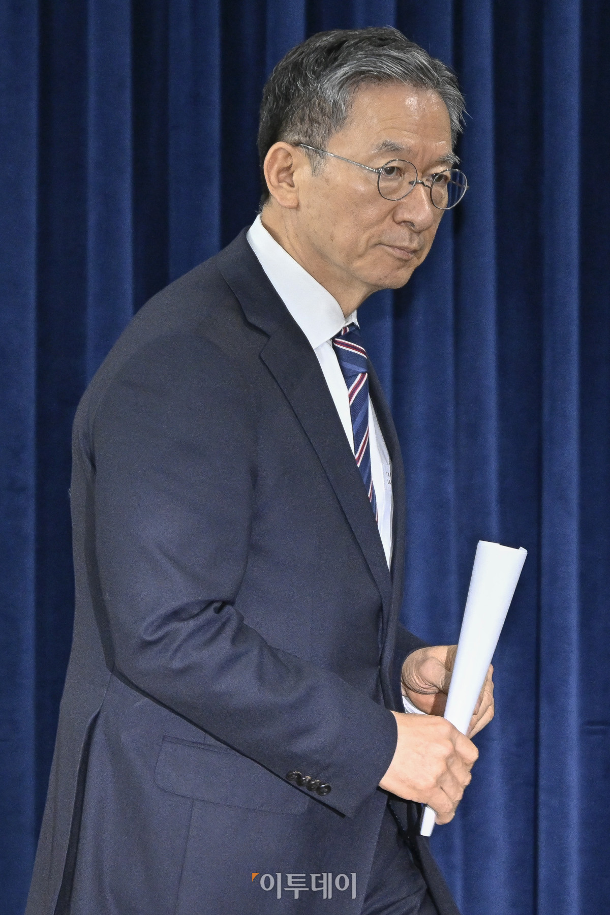 ▲정성호 법무부 장관이 11일 서울 종로구 정부서울청사에서 이재명 정부 출범 이후 첫 특별사면인 '2025년 광복절 특별사면 대상자' 발표를 위해 브리핑실에 들어서고 있다. 조현호 기자 hyunho@