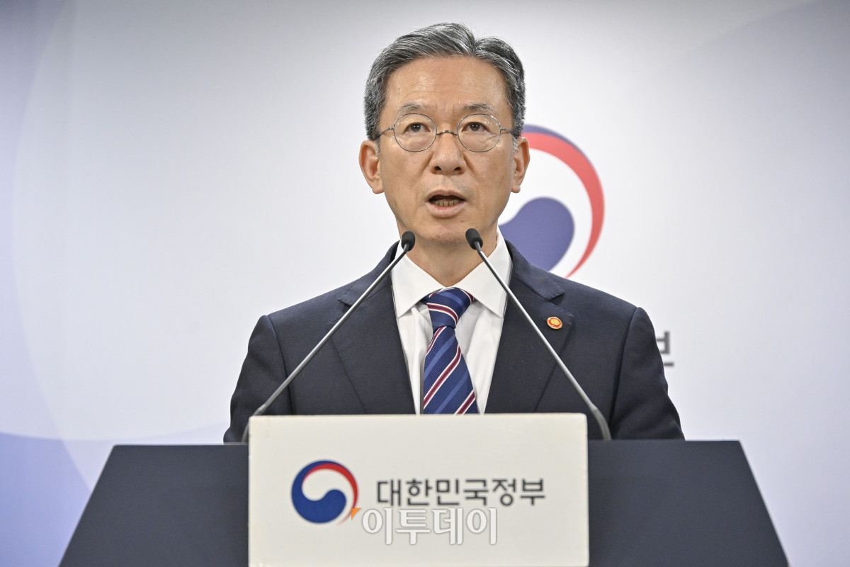 ▲ 정성호 법무부 장관이 11일 서울 종로구 정부서울청사에서 이재명 정부 출범 이후 첫 특별사면인 '2025년 광복절 특별사면 대상자'를 발표하고 있다. 조현호 기자 hyunho@ (이투데이 DB)