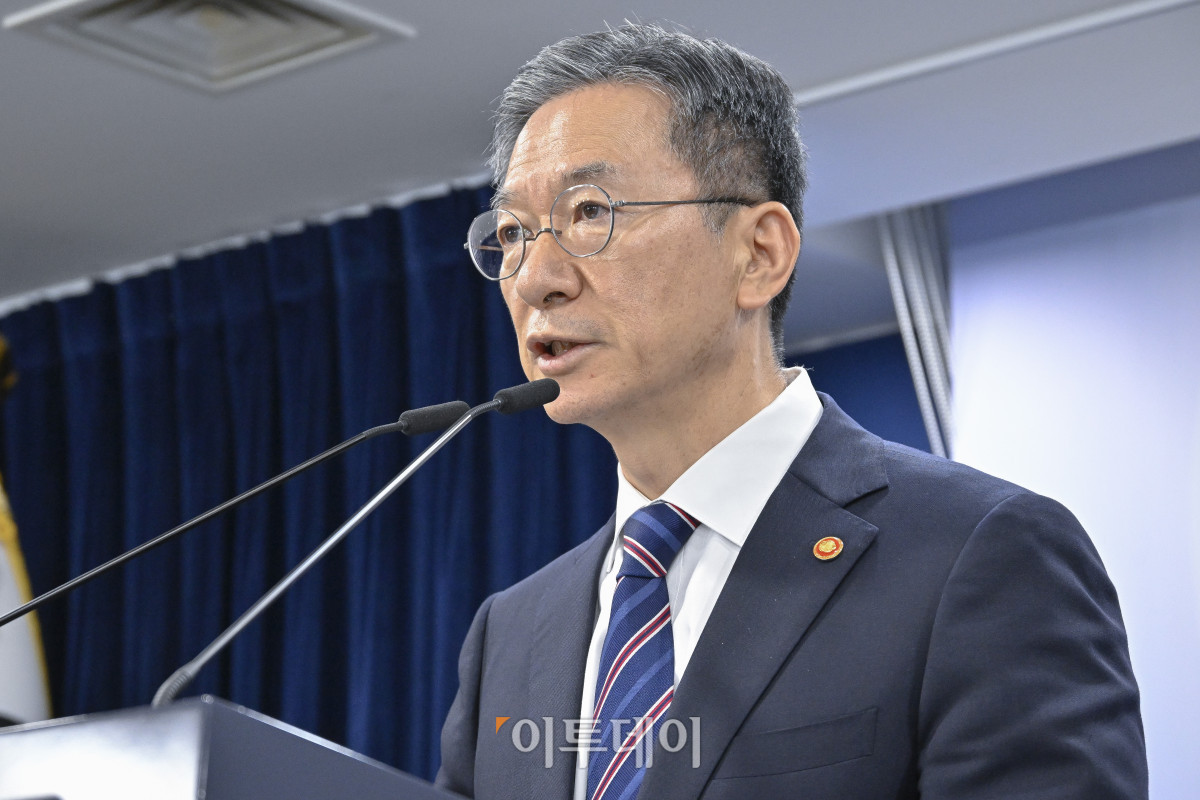 ▲정성호 법무부 장관이 11일 서울 종로구 정부서울청사에서 이재명 정부 출범 이후 첫 특별사면인 '2025년 광복절 특별사면 대상자'를 발표하고 있다. 조현호 기자 hyunho@