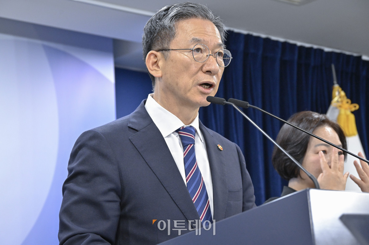 ▲정성호 법무부 장관이 11일 서울 종로구 정부서울청사에서 이재명 정부 출범 이후 첫 특별사면인 '2025년 광복절 특별사면 대상자'를 발표하고 있다. 조현호 기자 hyunho@