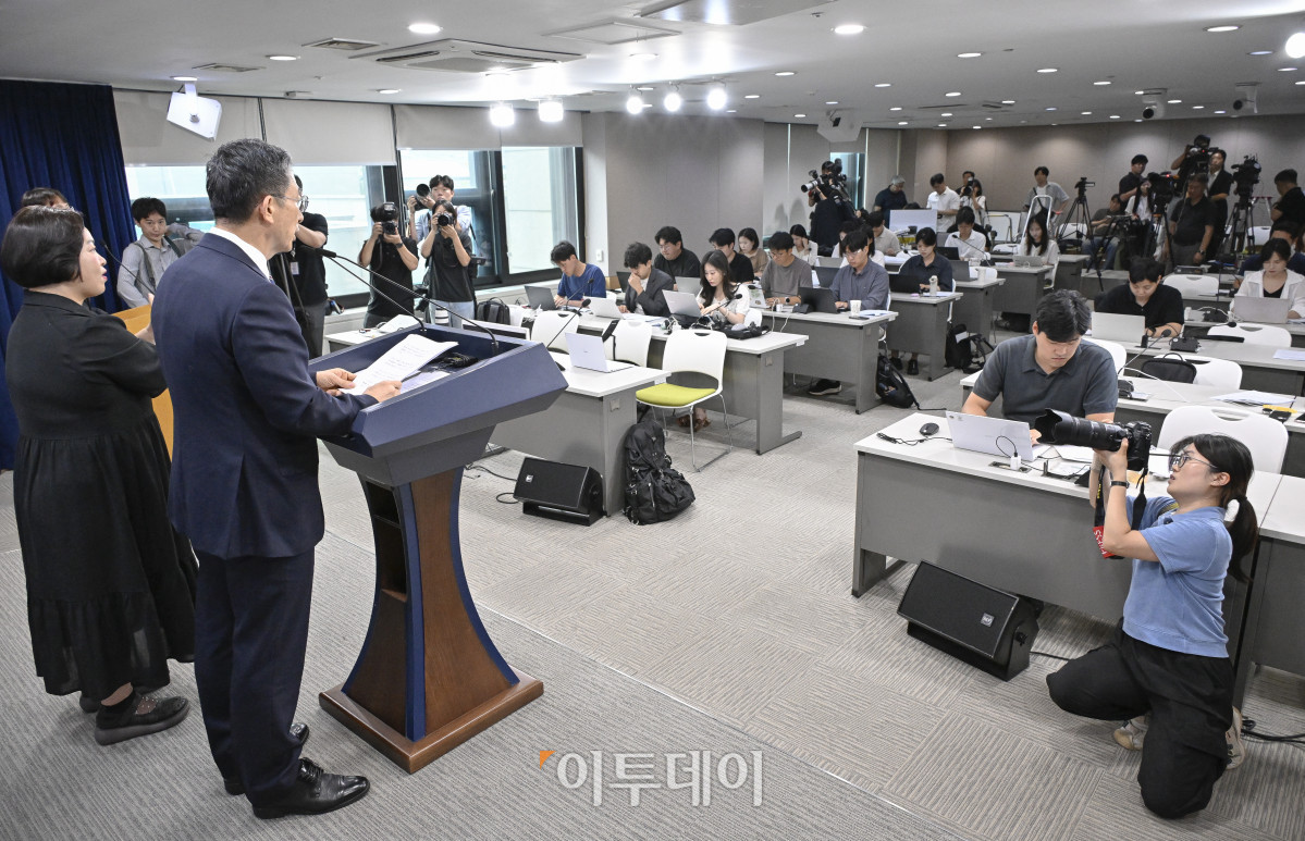 ▲정성호 법무부 장관이 11일 서울 종로구 정부서울청사에서 이재명 정부 출범 이후 첫 특별사면인 '2025년 광복절 특별사면 대상자'를 발표하고 있다. 조현호 기자 hyunho@