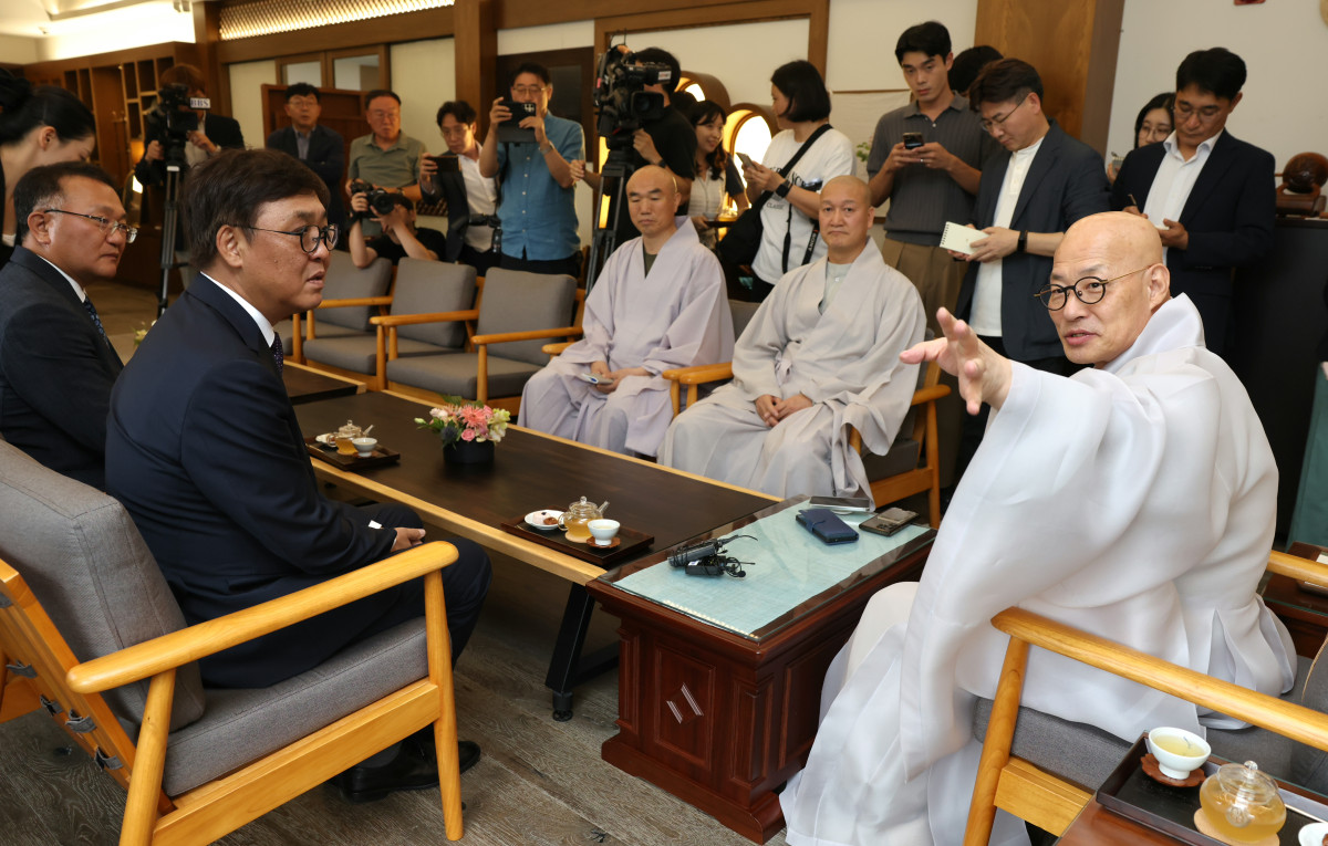 ▲최휘영 문화체육관광부 장관이 11일 서울 종로구 조계사에서 대한불교조계종 총무원장 진우스님을 예방하고 있다. (문체부)