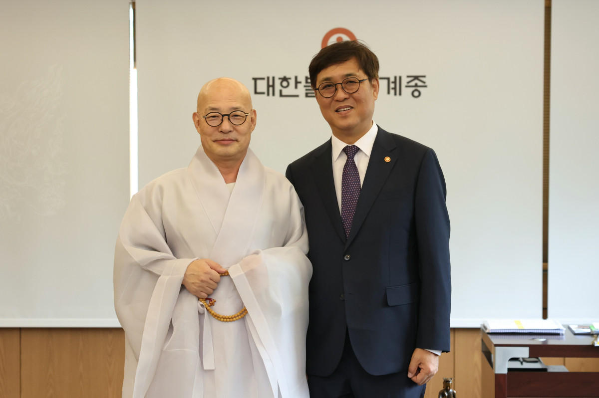 ▲최휘영 문화체육관광부 장관이 11일 서울 종로구 조계사에서 대한불교 조계종 총무원장 진우스님을 예방하고 기념촬영을 하고 있다. (문체부)