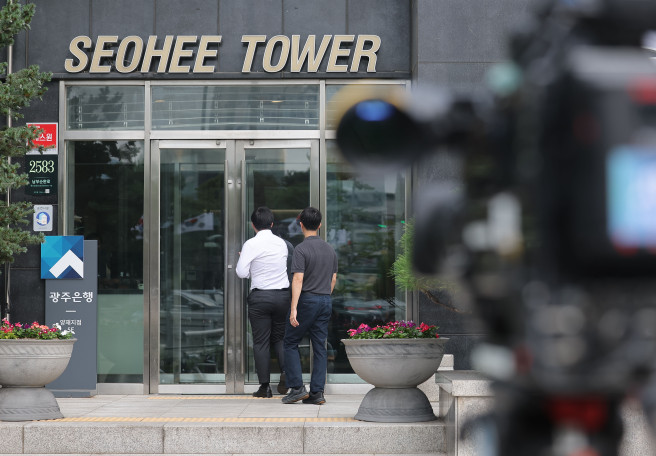 ▲11일 김건희 여사의 의혹들을 수사하는 민중기 특별검사팀이 '나토 목걸이 의혹'과 관련해 압수수색 중인 서울 서초구 양재동 서희건설 사옥. (연합뉴스)