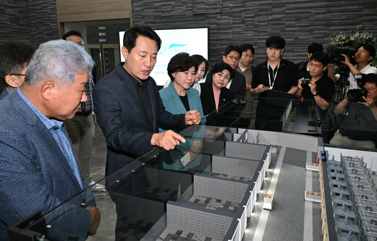 ▲오세훈 서울시장이 11일 서울추모공원을 찾아 화장로 증설 현황을 점검하고 있다. (서울시)