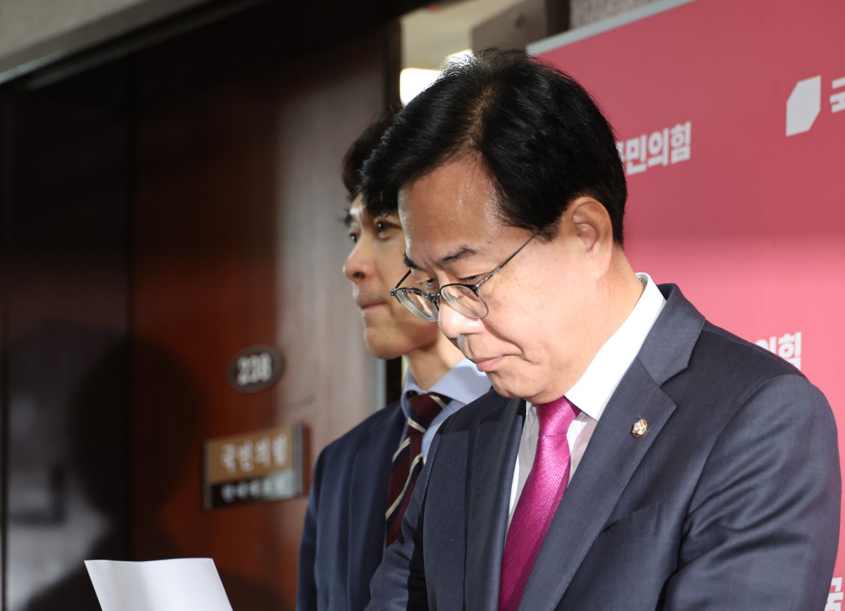 ▲송언석 국민의힘 비상대책위원장 겸 원내대표가 11일 서울 여의도 국회에서 조국혁신당 조국 전 대표 등에 대한 광복절 특별사면 발표와 관련해 백브리핑 하기 위해 이동하고 있다. (연합뉴스)