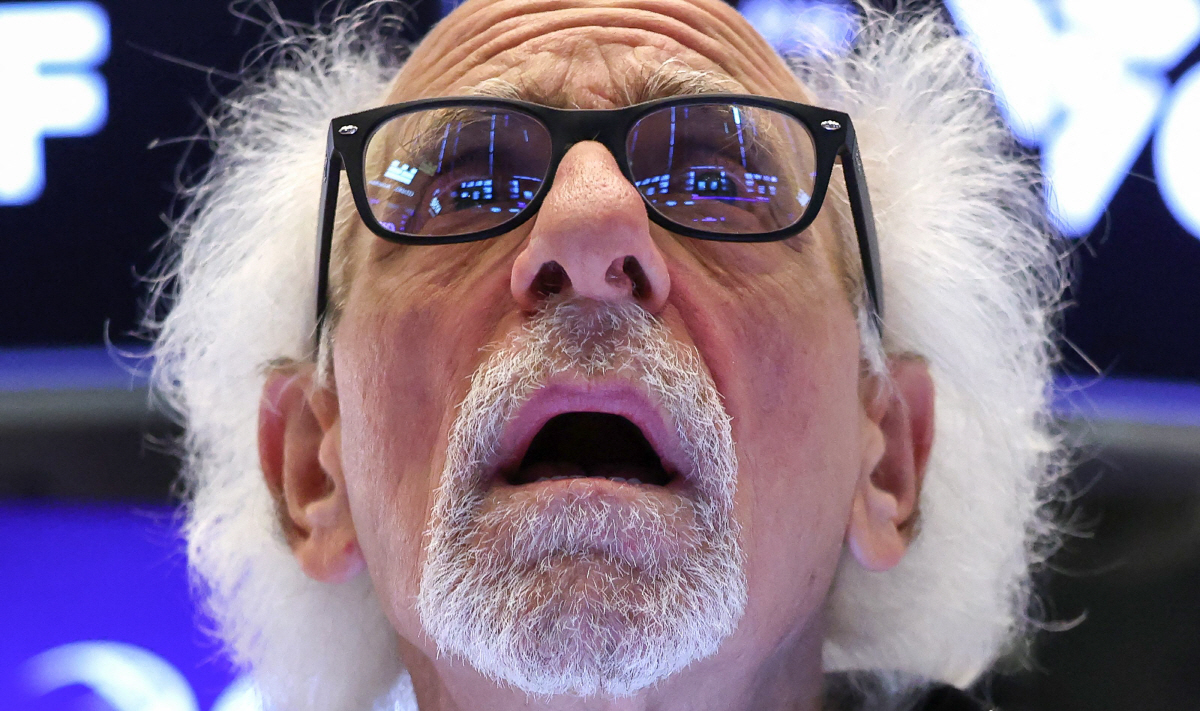 ▲뉴욕증권거래소(NYSE)에서 11일(현지시간) 트레이더가 주가를 살피고 있다. 뉴욕/AFP연합뉴스