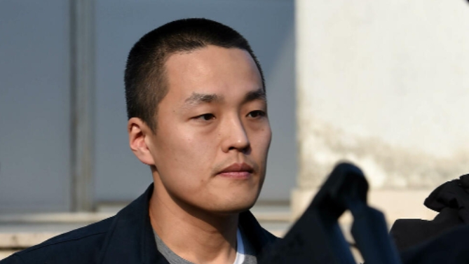 ▲권도형(33) 테라폼랩스 설립자가 몬테네그로에서 압송되고 있다.  (몬테네그로/AP연합뉴스)