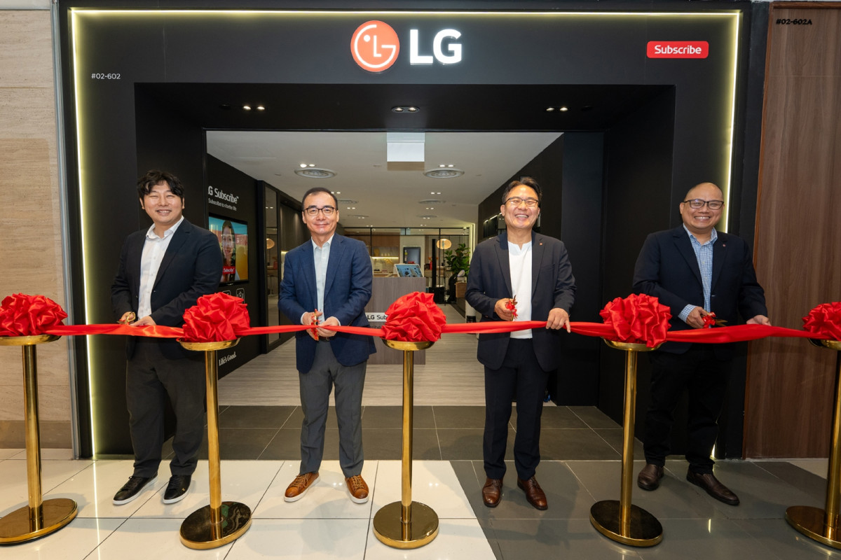 ▲LG전자가 최근 싱가포르에서 구독 전용 브랜드샵을 첫 오픈하고 서비스를 본격 론칭하는 등 글로벌 구독 사업 확대에 속도를 내고 있다. LG전자 관계자들이 싱가포르 구독 전용 브랜드샵 오픈을 기념하고 있다. (사진제공-LG전자)