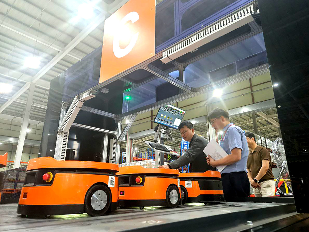 ▲이호정 SK네트웍스 대표이사가 정보통신사업부 수도권 물류센터를 찾아 작업환경을 면밀히 살피고 있는 모습 (사진제공=SK네트웍스)