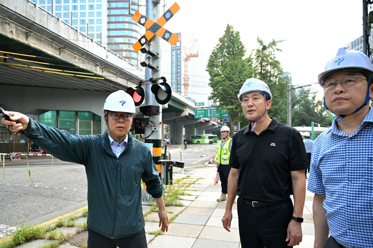 ▲오세훈 서울시장이 지난달 28일 오전 중구 서소문고가차도 철거를 앞두고 현장을 방문해 시설물을 점검하고 있다. (사진제공=서울시)