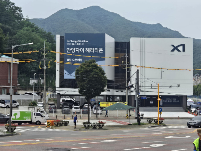 ▲수도권 지하철 1호선 명학역 앞 사거리에서 바라본 '안양자이 헤리티온' 견본주택 (전보규 기자 jbk@)