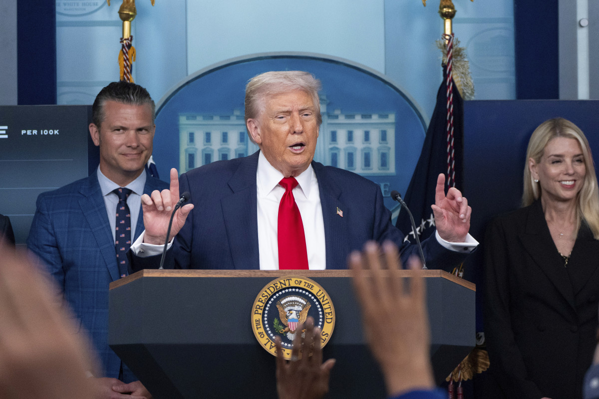 ▲11일(현지시간) 도널드 트럼프 미국 대통령이 백악관에서 기자회견을 열고 기자들과 이야기를 나누고 있다. (워싱턴 D.C./AP연합뉴스)